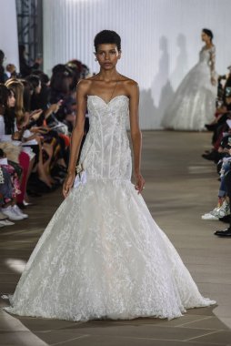 New York, Ny - 5 Ekim: Ines Di Santo Fall 2020 Gelinlik Runway Show 'unda 5 Ekim 2019' da New York 'ta bir model podyumda yürüyor..