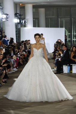 New York, Ny - 5 Ekim: Ines Di Santo Fall 2020 Gelinlik Runway Show 'unda 5 Ekim 2019' da New York 'ta bir model podyumda yürüyor..
