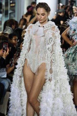 New York, Ny - 5 Ekim: Modeller 5 Ekim 2019 'da New York' ta düzenlenen Ines Di Santo Sonbaharı 2020 Gelinlik Runway Show 'unda podyum finalinde yürür..