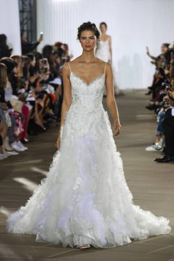 New York, Ny - 5 Ekim: Ines Di Santo Fall 2020 Gelinlik Runway Show 'unda 5 Ekim 2019' da New York 'ta bir model podyumda yürüyor..