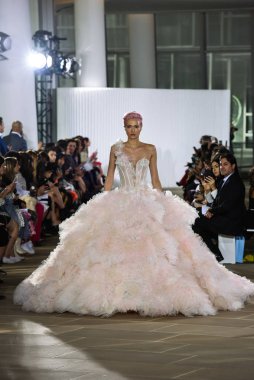 New York, Ny - 5 Ekim: Ines Di Santo Fall 2020 Gelinlik Runway Show 'unda 5 Ekim 2019' da New York 'ta bir model podyumda yürüyor..