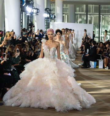 New York, Ny - 5 Ekim: Modeller 5 Ekim 2019 'da New York' ta düzenlenen Ines Di Santo Sonbaharı 2020 Gelinlik Runway Show 'unda podyum finalinde yürür..