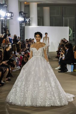 New York, Ny - 5 Ekim: Ines Di Santo Fall 2020 Gelinlik Runway Show 'unda 5 Ekim 2019' da New York 'ta bir model podyumda yürüyor..
