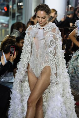 New York, Ny - 5 Ekim: Modeller 5 Ekim 2019 'da New York' ta düzenlenen Ines Di Santo Sonbaharı 2020 Gelinlik Runway Show 'unda podyum finalinde yürür..