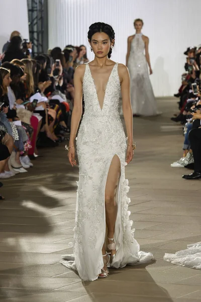 New York, Ny - 5 Ekim: Ines Di Santo Fall 2020 Gelinlik Runway Show 'unda 5 Ekim 2019' da New York 'ta bir model podyumda yürüyor..