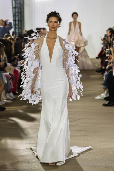 New York, Ny - 5 Ekim: Ines Di Santo Fall 2020 Gelinlik Runway Show 'unda 5 Ekim 2019' da New York 'ta bir model podyumda yürüyor..