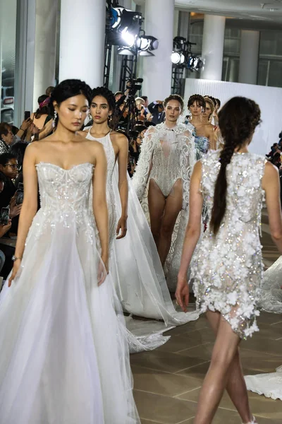 10月5日 在2019年10月5日于纽约举行的Ines Santo Fall 2020 Bridal Runway Show中 模特们在跑道决赛中漫步 — 图库照片