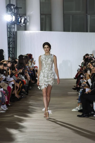 New York, Ny - 5 Ekim: Ines Di Santo Fall 2020 Gelinlik Runway Show 'unda 5 Ekim 2019' da New York 'ta bir model podyumda yürüyor..