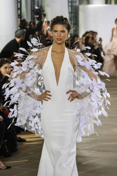 New York, Ny - 5 Ekim: Ines Di Santo Fall 2020 Gelinlik Runway Show 'unda 5 Ekim 2019' da New York 'ta bir model podyumda yürüyor..