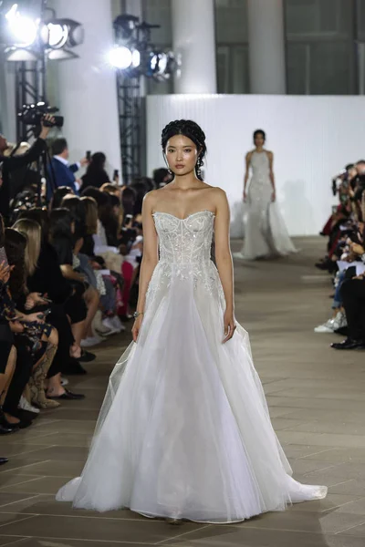 New York, Ny - 5 Ekim: Ines Di Santo Fall 2020 Gelinlik Runway Show 'unda 5 Ekim 2019' da New York 'ta bir model podyumda yürüyor..