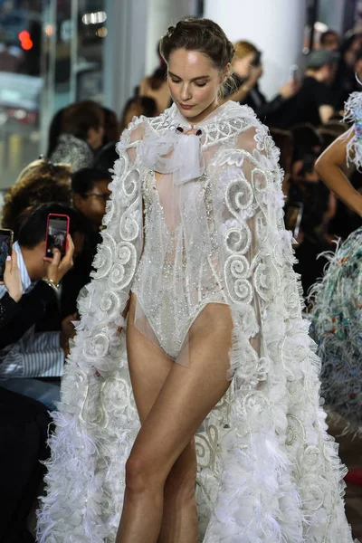 New York, Ny - 5 Ekim: Modeller 5 Ekim 2019 'da New York' ta düzenlenen Ines Di Santo Sonbaharı 2020 Gelinlik Runway Show 'unda podyum finalinde yürür..