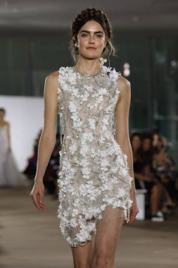 New York, Ny - 5 Ekim: Ines Di Santo Fall 2020 Gelinlik Runway Show 'unda 5 Ekim 2019' da New York 'ta bir model podyumda yürüyor..