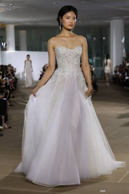 New York, Ny - 5 Ekim: Ines Di Santo Fall 2020 Gelinlik Runway Show 'unda 5 Ekim 2019' da New York 'ta bir model podyumda yürüyor..
