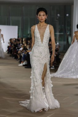 New York, Ny - 5 Ekim: Ines Di Santo Fall 2020 Gelinlik Runway Show 'unda 5 Ekim 2019' da New York 'ta bir model podyumda yürüyor..