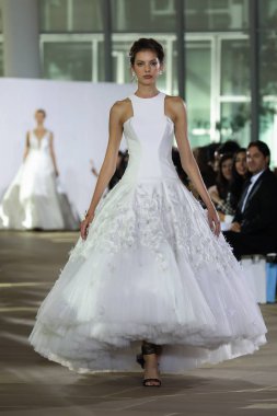 New York, Ny - 5 Ekim: Ines Di Santo Fall 2020 Gelinlik Runway Show 'unda 5 Ekim 2019' da New York 'ta bir model podyumda yürüyor..