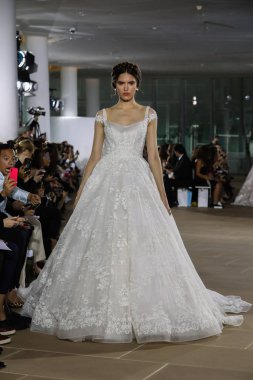 New York, Ny - 5 Ekim: Ines Di Santo Fall 2020 Gelinlik Runway Show 'unda 5 Ekim 2019' da New York 'ta bir model podyumda yürüyor..