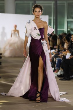 New York, Ny - 5 Ekim: Ines Di Santo Fall 2020 Gelinlik Runway Show 'unda 5 Ekim 2019' da New York 'ta bir model podyumda yürüyor..