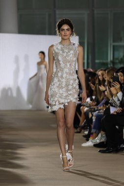 New York, Ny - 5 Ekim: Ines Di Santo Fall 2020 Gelinlik Runway Show 'unda 5 Ekim 2019' da New York 'ta bir model podyumda yürüyor..