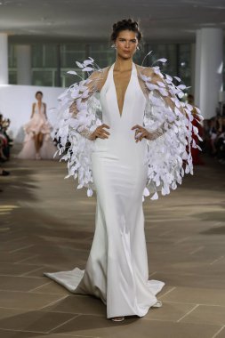 New York, Ny - 5 Ekim: Ines Di Santo Fall 2020 Gelinlik Runway Show 'unda 5 Ekim 2019' da New York 'ta bir model podyumda yürüyor..