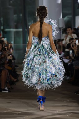 New York, Ny - 5 Ekim: Ines Di Santo Fall 2020 Gelinlik Runway Show 'unda 5 Ekim 2019' da New York 'ta bir model podyumda yürüyor..