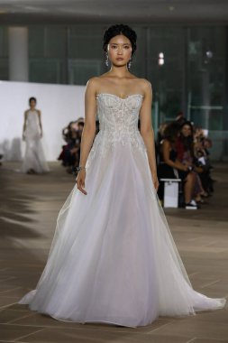 New York, Ny - 5 Ekim: Ines Di Santo Fall 2020 Gelinlik Runway Show 'unda 5 Ekim 2019' da New York 'ta bir model podyumda yürüyor..