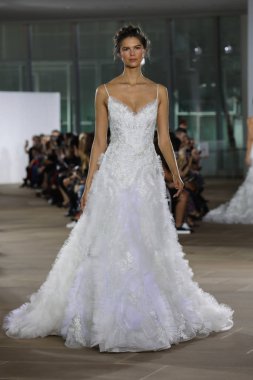 New York, Ny - 5 Ekim: Ines Di Santo Fall 2020 Gelinlik Runway Show 'unda 5 Ekim 2019' da New York 'ta bir model podyumda yürüyor..