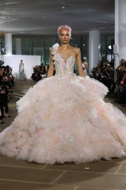 New York, Ny - 5 Ekim: Ines Di Santo Fall 2020 Gelinlik Runway Show 'unda 5 Ekim 2019' da New York 'ta bir model podyumda yürüyor..