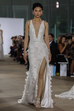 New York, Ny - 5 Ekim: Ines Di Santo Fall 2020 Gelinlik Runway Show 'unda 5 Ekim 2019' da New York 'ta bir model podyumda yürüyor..