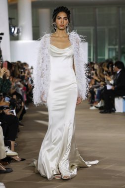 New York, Ny - 5 Ekim: Ines Di Santo Fall 2020 Gelinlik Runway Show 'unda 5 Ekim 2019' da New York 'ta bir model podyumda yürüyor..