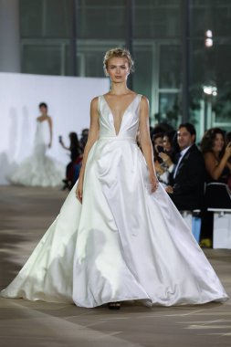 New York, Ny - 5 Ekim: Ines Di Santo Fall 2020 Gelinlik Runway Show 'unda 5 Ekim 2019' da New York 'ta bir model podyumda yürüyor..