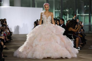 New York, Ny - 5 Ekim: Ines Di Santo Fall 2020 Gelinlik Runway Show 'unda 5 Ekim 2019' da New York 'ta bir model podyumda yürüyor..