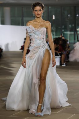 New York, Ny - 5 Ekim: Ines Di Santo Fall 2020 Gelinlik Runway Show 'unda 5 Ekim 2019' da New York 'ta bir model podyumda yürüyor..