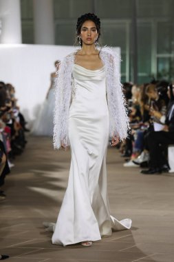 New York, Ny - 5 Ekim: Ines Di Santo Fall 2020 Gelinlik Runway Show 'unda 5 Ekim 2019' da New York 'ta bir model podyumda yürüyor..