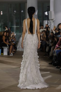 New York, Ny - 5 Ekim: Ines Di Santo Fall 2020 Gelinlik Runway Show 'unda 5 Ekim 2019' da New York 'ta bir model podyumda yürüyor..