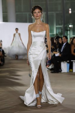 New York, Ny - 5 Ekim: Ines Di Santo Fall 2020 Gelinlik Runway Show 'unda 5 Ekim 2019' da New York 'ta bir model podyumda yürüyor..