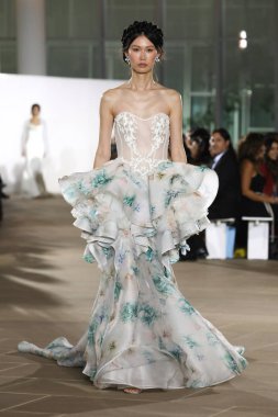 New York, Ny - 5 Ekim: Ines Di Santo Fall 2020 Gelinlik Runway Show 'unda 5 Ekim 2019' da New York 'ta bir model podyumda yürüyor..
