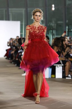 New York, Ny - 5 Ekim: Ines Di Santo Fall 2020 Gelinlik Runway Show 'unda 5 Ekim 2019' da New York 'ta bir model podyumda yürüyor..