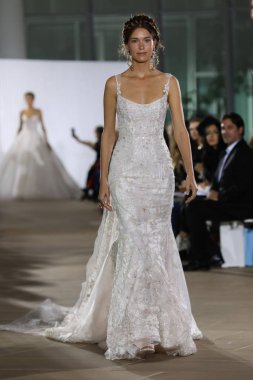 New York, Ny - 5 Ekim: Ines Di Santo Fall 2020 Gelinlik Runway Show 'unda 5 Ekim 2019' da New York 'ta bir model podyumda yürüyor..