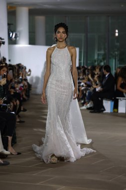 New York, Ny - 5 Ekim: Ines Di Santo Fall 2020 Gelinlik Runway Show 'unda 5 Ekim 2019' da New York 'ta bir model podyumda yürüyor..
