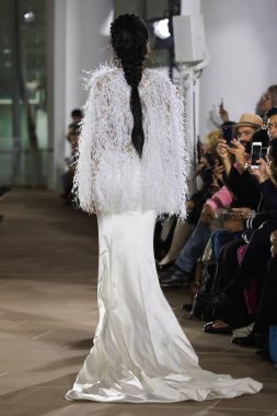 New York, Ny - 5 Ekim: Ines Di Santo Fall 2020 Gelinlik Runway Show 'unda 5 Ekim 2019' da New York 'ta bir model podyumda yürüyor..