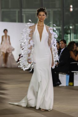 New York, Ny - 5 Ekim: Ines Di Santo Fall 2020 Gelinlik Runway Show 'unda 5 Ekim 2019' da New York 'ta bir model podyumda yürüyor..