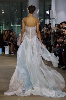 New York, Ny - 5 Ekim: Ines Di Santo Fall 2020 Gelinlik Runway Show 'unda 5 Ekim 2019' da New York 'ta bir model podyumda yürüyor..