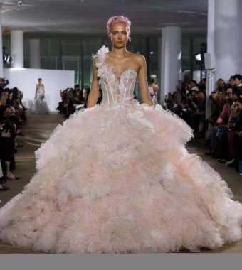 New York, Ny - 5 Ekim: Ines Di Santo Fall 2020 Gelinlik Runway Show 'unda 5 Ekim 2019' da New York 'ta bir model podyumda yürüyor..