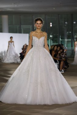 New York, Ny - 5 Ekim: Ines Di Santo Fall 2020 Gelinlik Runway Show 'unda 5 Ekim 2019' da New York 'ta bir model podyumda yürüyor..