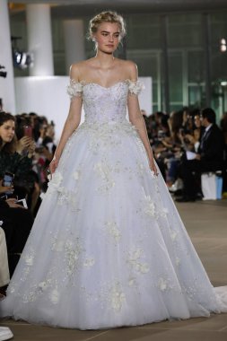 New York, Ny - 5 Ekim: Ines Di Santo Fall 2020 Gelinlik Runway Show 'unda 5 Ekim 2019' da New York 'ta bir model podyumda yürüyor..