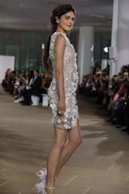 New York, Ny - 5 Ekim: Ines Di Santo Fall 2020 Gelinlik Runway Show 'unda 5 Ekim 2019' da New York 'ta bir model podyumda yürüyor..
