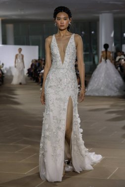 New York, Ny - 5 Ekim: Ines Di Santo Fall 2020 Gelinlik Runway Show 'unda 5 Ekim 2019' da New York 'ta bir model podyumda yürüyor..