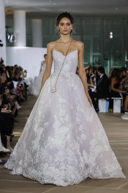 New York, Ny - 5 Ekim: Ines Di Santo Fall 2020 Gelinlik Runway Show 'unda 5 Ekim 2019' da New York 'ta bir model podyumda yürüyor..