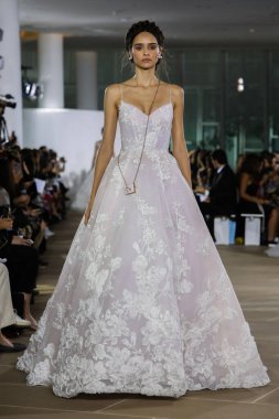 New York, Ny - 5 Ekim: Ines Di Santo Fall 2020 Gelinlik Runway Show 'unda 5 Ekim 2019' da New York 'ta bir model podyumda yürüyor..
