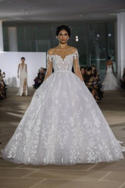 New York, Ny - 5 Ekim: Ines Di Santo Fall 2020 Gelinlik Runway Show 'unda 5 Ekim 2019' da New York 'ta bir model podyumda yürüyor..